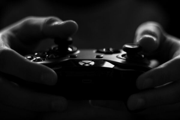 Det bedste gaming udstyr i 2025 – fra rat og pedaler til gamer borde